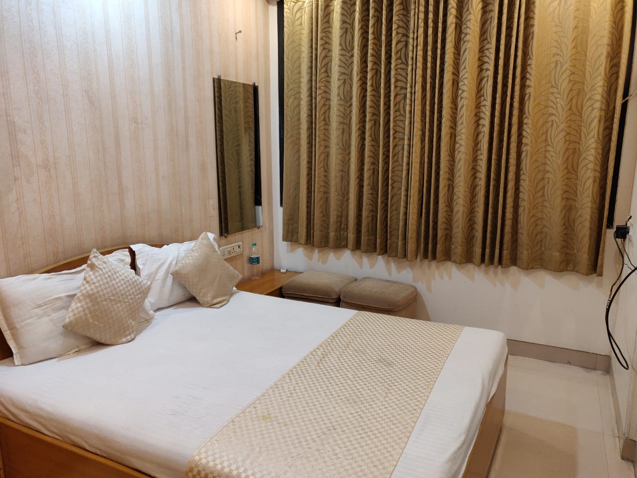 Deluxe-Airconditioned-Room-7-sun-service-apartment-kandivali-east-mumbai